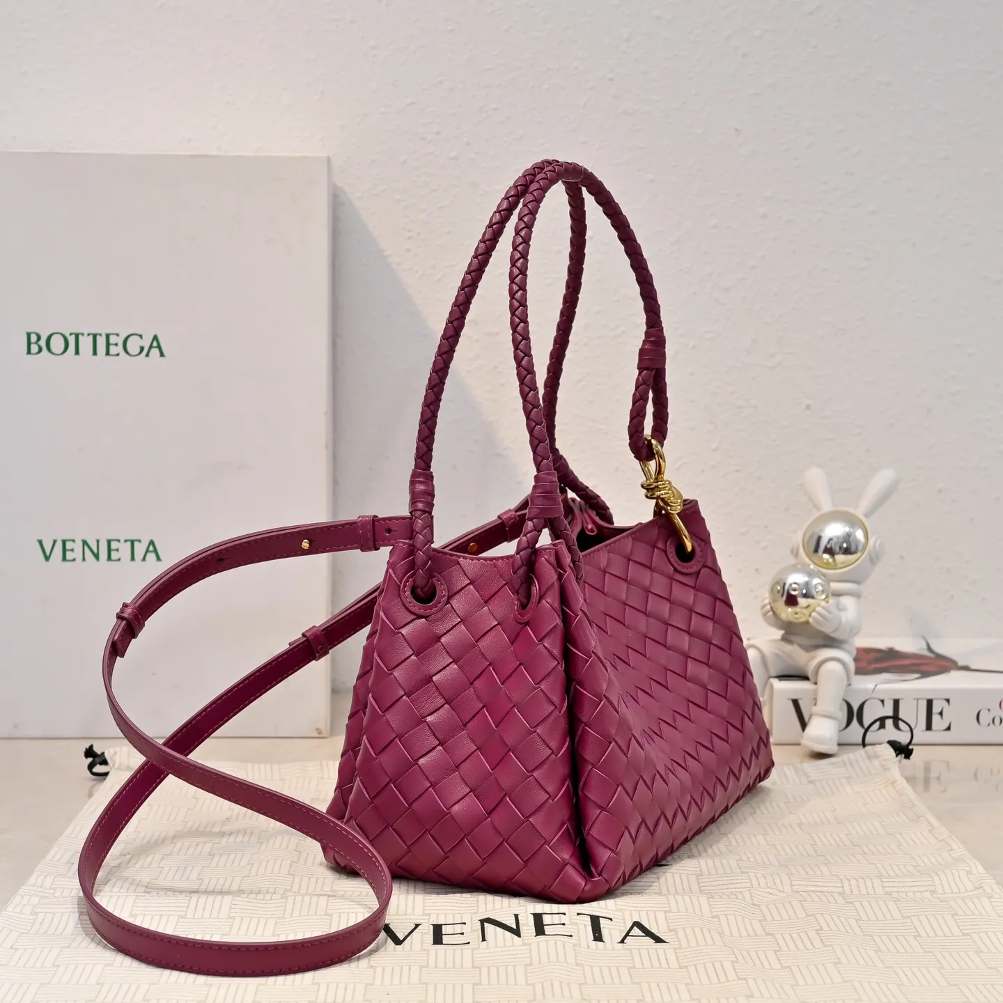 Batch 2060 BOTTEGA VENETA 2025 Autumn New Product Medium Parachuta The long-awaited new medium parachuta is here, with a unique appearance and iconic metal knots, and a whole piece of leather folds the four corners into a parachute shape! The exquisite Knot metal buckle is like putting jewelry on a bag. It is high-end and elegant. Its super capacity can hold all your things! The overall effect of this bag is very different from before. It is neither too delicate to provide a large capacity nor too bulky because of its practicality. It simply provides a perfectly suitable bag for casual and simple people👜 Style number: 5921 Size: 29.5*18.5*17.5cm